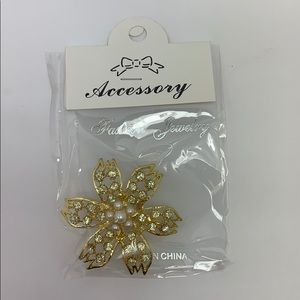 Brooch flower with pearl